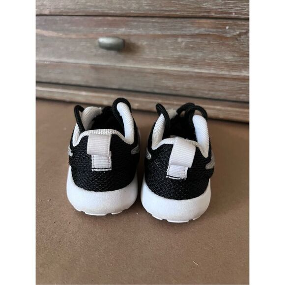 Nike Roshe One (TDV) Infants/Toddlers Shoes Black/Mettalic Silver-White size 5c - Picture 3 of 5